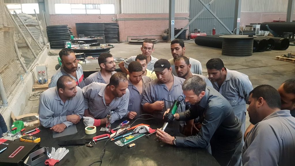 Roland Beeler treinou os soldadores da Krah Misr em 2018