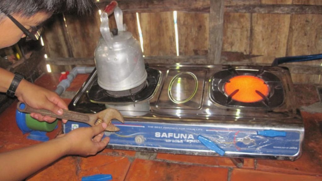 fazendeiro vietnamita conecta o fogão a gás ao tubo