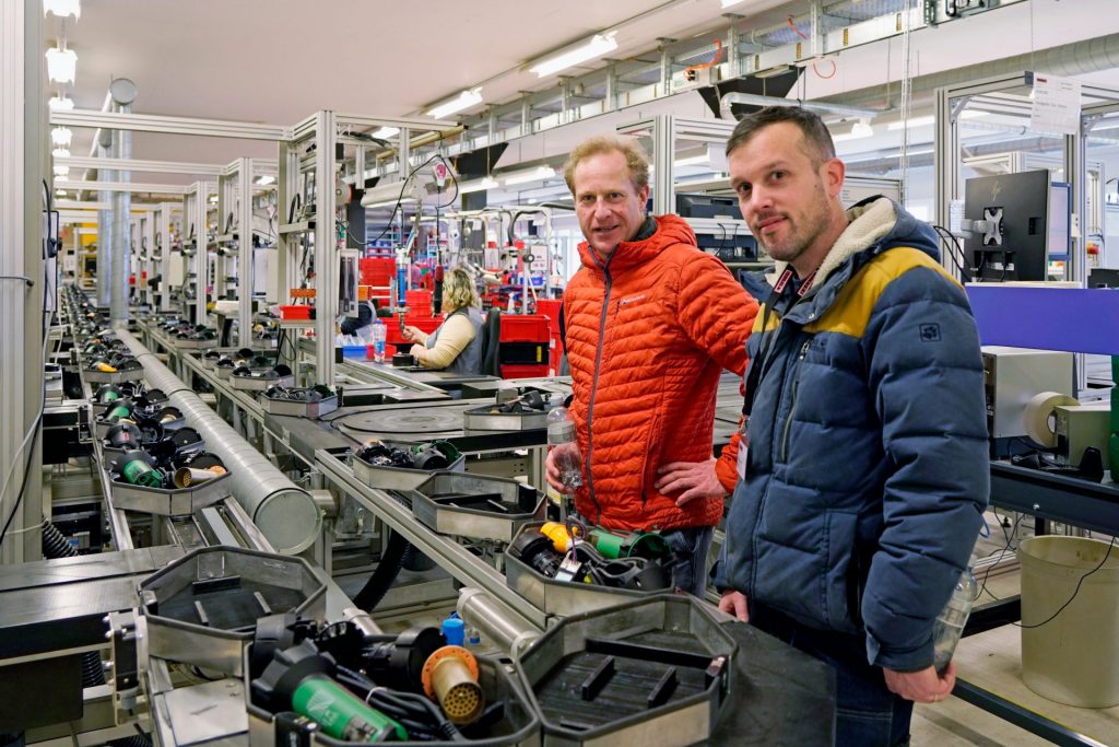 Simon Scott-Harden e Jonny Hayes em treinamento de soldagem de plástico com extrusoras Leister