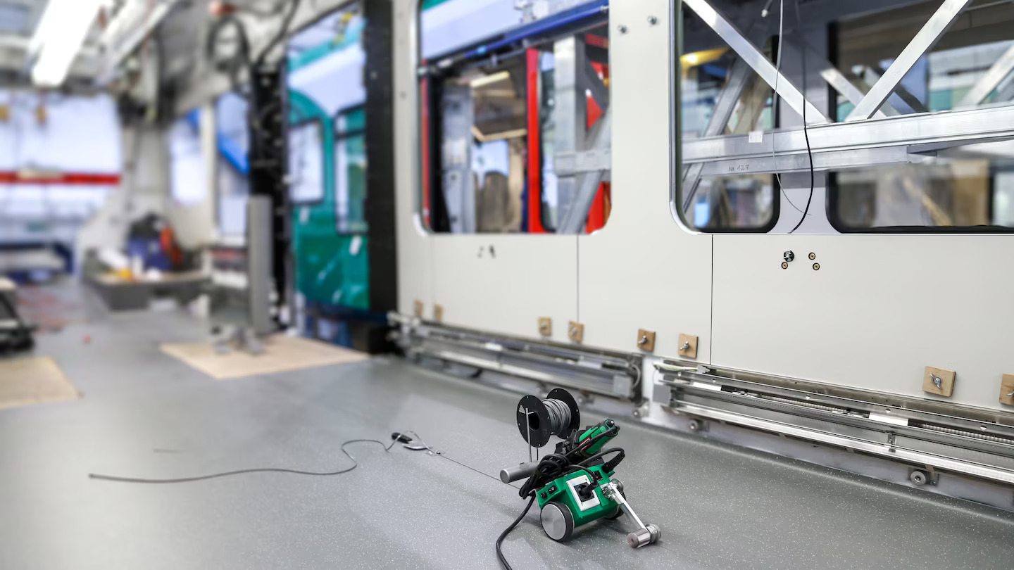 Tecnologia de soldagem Leister para a instalação de revestimentos de piso vinílicos em metrôs e trens