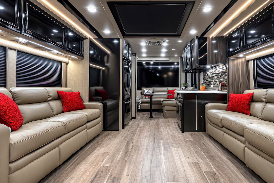 Pisos e acabamentos de motorhome soldados com precisão usando ferramentas Leister para máxima durabilidade e estética