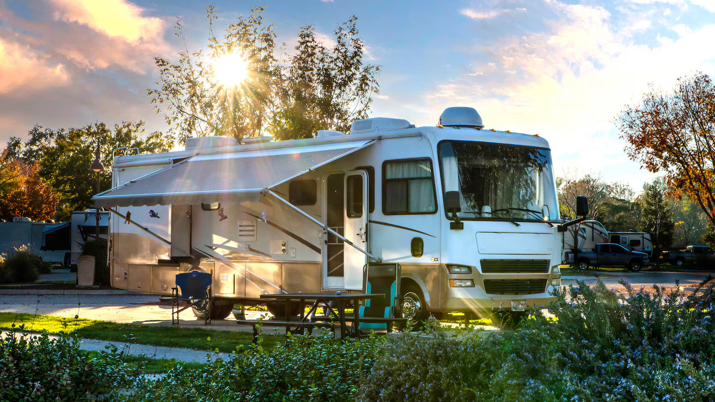 Motorhome completo, com toldos e componentes soldados com tecnologia Leister, garantindo conforto e confiabilidade em viagem