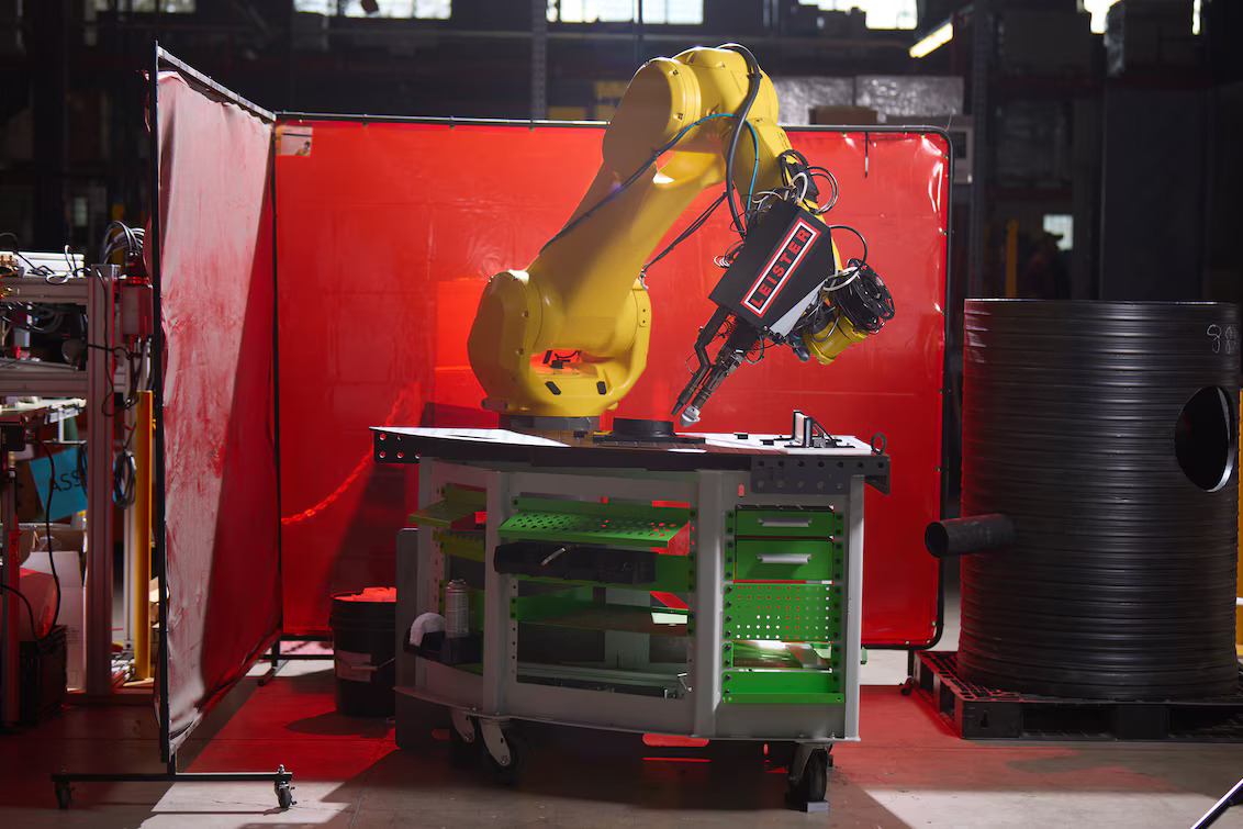 Braço robótico FANUC integrado a extrusora Leister WELDPLAST 200-i dentro de célula de soldagem automatizada para plásticos