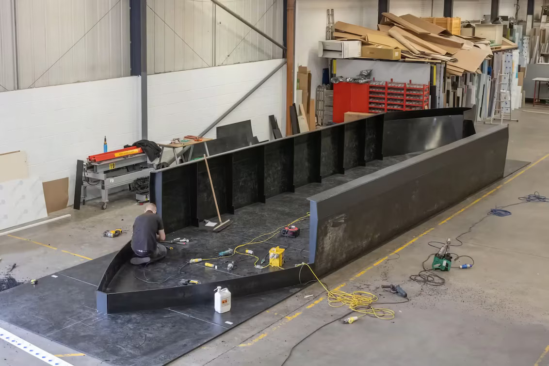 O primeiro barco de canal do mundo feito em polietileno de alta densidade PEAD foi construído com ferramentas Leister