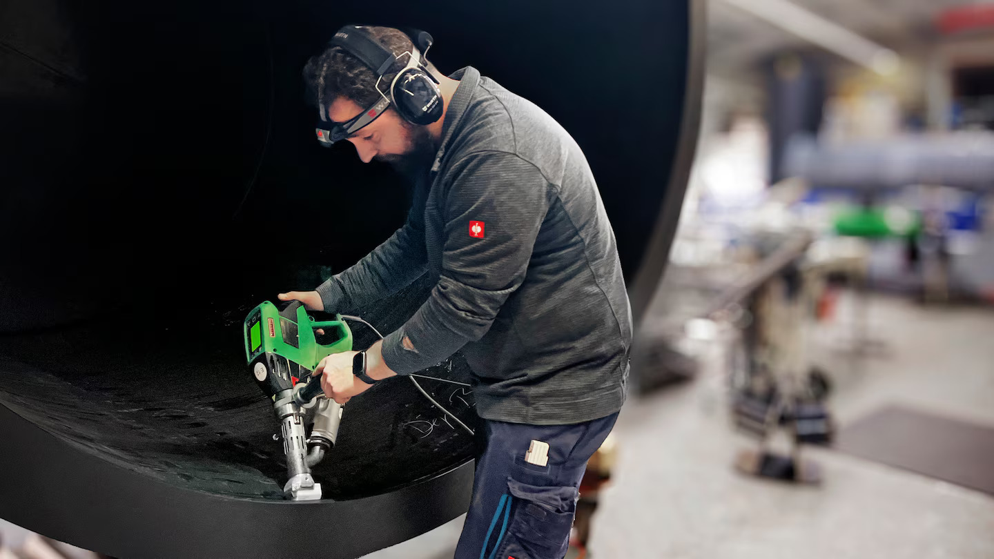 Técnico utiliza uma extrusora Leister WELDPLAST para soldar tubo de polietileno (PE) em projeto de engenharia civil