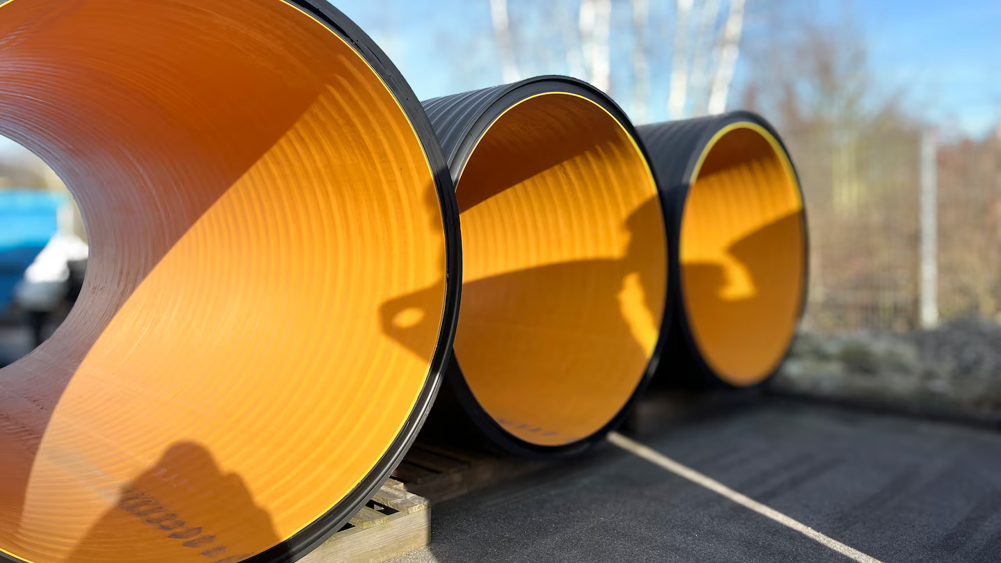 Tubos plásticos de grande diâmetro fabricados com tecnologia de extrusão Leister, prontos para aplicação em infraestrutura e saneamento