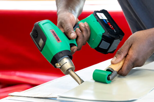 Soldagem de lonas e materiais flexíveis com soprador portátil Leister NEXHEAT 300 A-LP