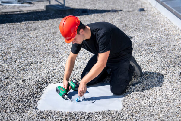 Aplicação do soprador Leister NEXHEAT 300 A-LP em manta TPO para impermeabilização de telhados