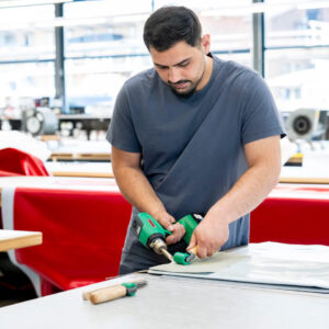 Operador utilizando soprador Leister NEXHEAT 300 A-LP para soldar lonas de PVC e coberturas