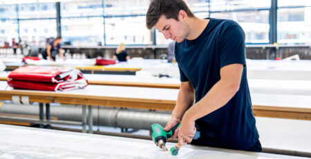 Soldagem de membrana plástica utilizando o soprador de ar quente sem fio Leister NEXHEAT 300 A-LP, com precisão e controle total