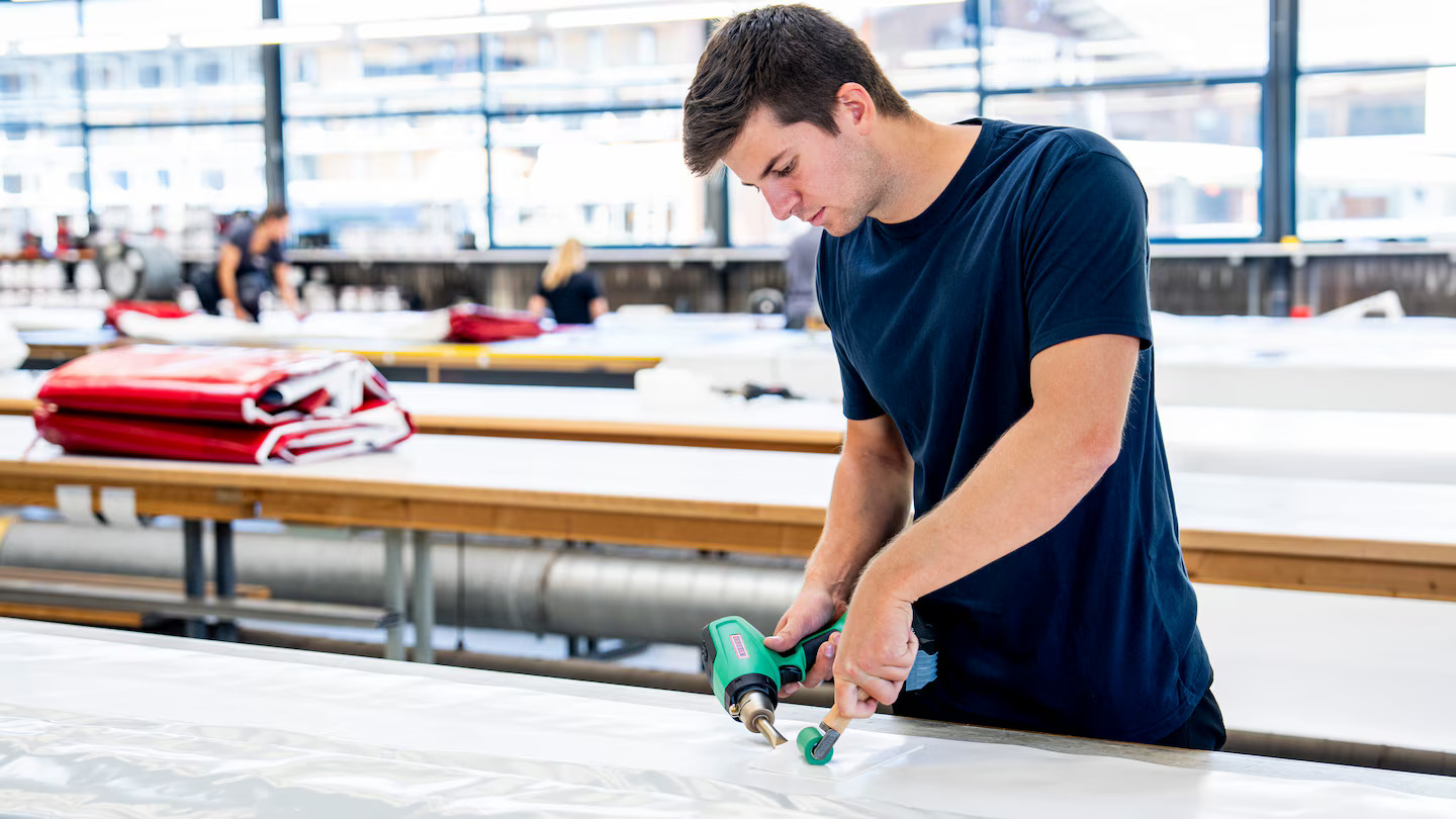 Soldagem de membrana plástica utilizando o soprador de ar quente sem fio Leister NEXHEAT 300 A-LP, com precisão e controle total