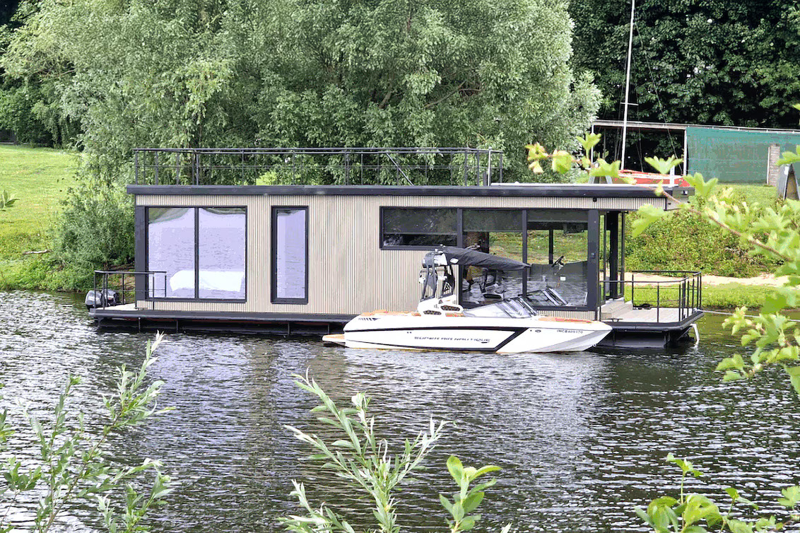 Casa flutuante Lakelife instalada no lago sobre flutuadores cilíndricos em PEAD fabricados e soldados com extrusoras Leister, garantindo estabilidade e longa vida útil