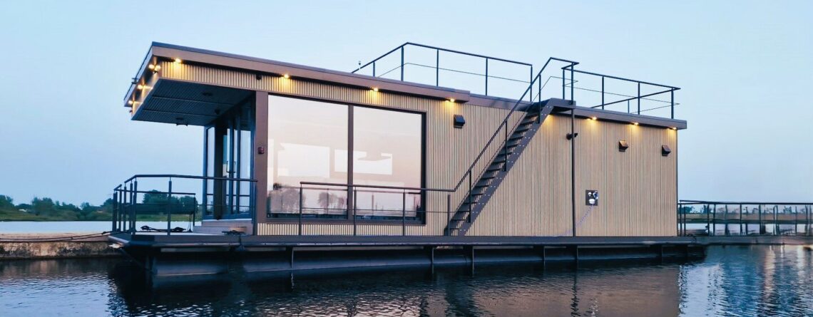 Casa flutuante sobre flutuadores em PEAD de alta resistência, com juntas soldadas de forma durável pela tecnologia de extrusão Leister para aplicações nauticas