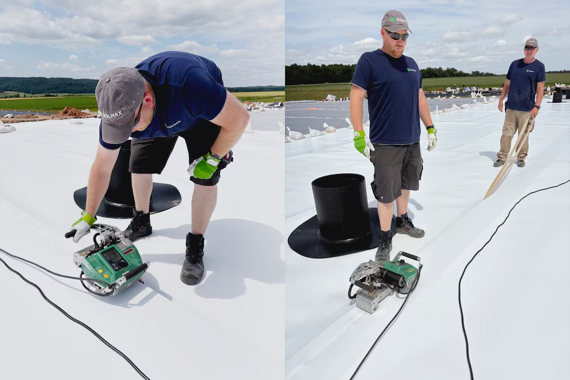 Técnicos da Solmax preparando e executando soldas em geomembrana de impermeabilização com equipamento Leister, garantindo juntas estanques em grande área