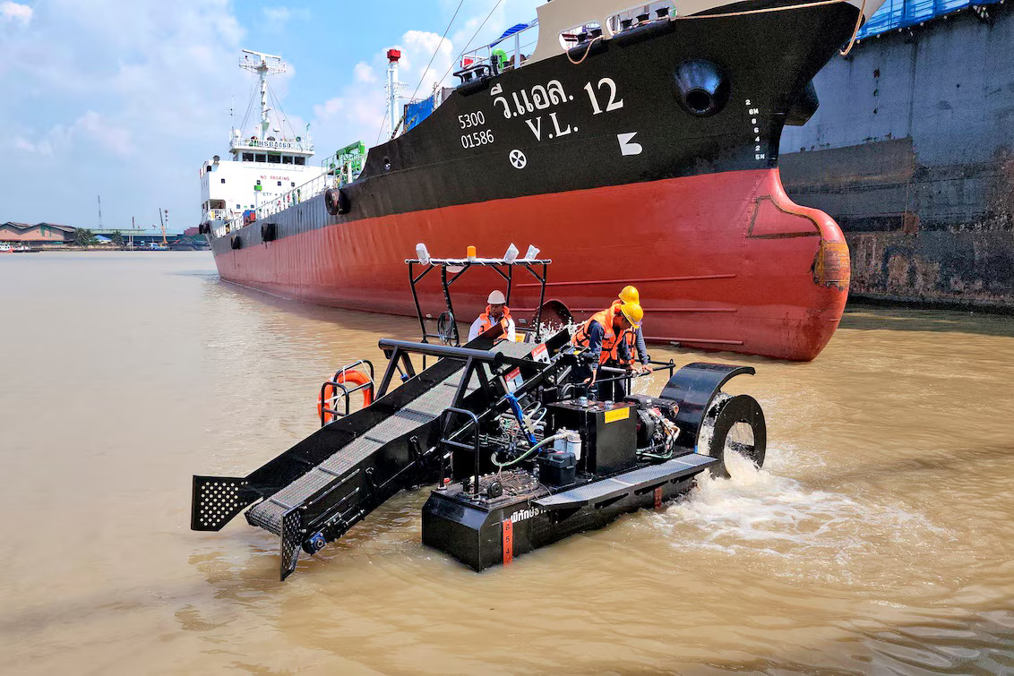 Projeto sustentável de limpeza de canais em Bangkok com barco em PEAD soldado com ferramentas Leister, garantindo durabilidade, estanqueidade e resistência para uso contínuo