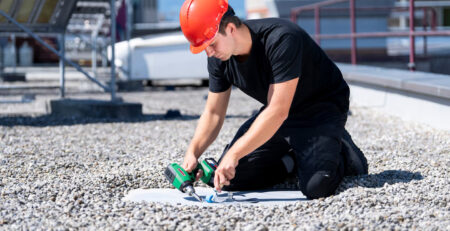 Técnico realizando soldagem de detalhe em membrana de telhado com a ferramenta a bateria Leister NEXHEAT 300 A-LP, oferecendo mobilidade total no serviço