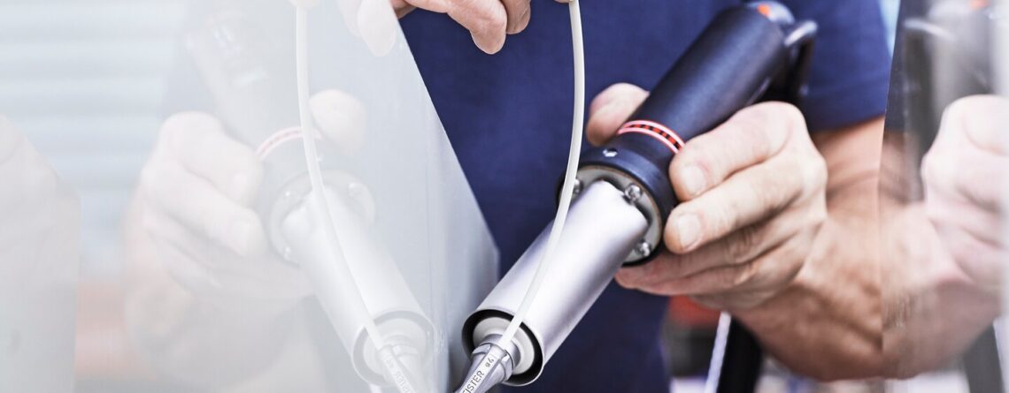 Técnico realizando soldagem de termoplástico com ferramenta manual Leister DIODE, demonstrando precisão e controle em aplicação industrial