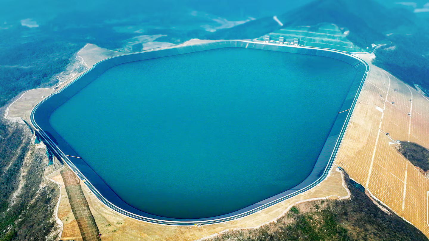 Reservatório da Usina de Armazenamento por Bombeamento de Jurong na Província de Jiangsu com geomembrana soldada com tecnologia Leister